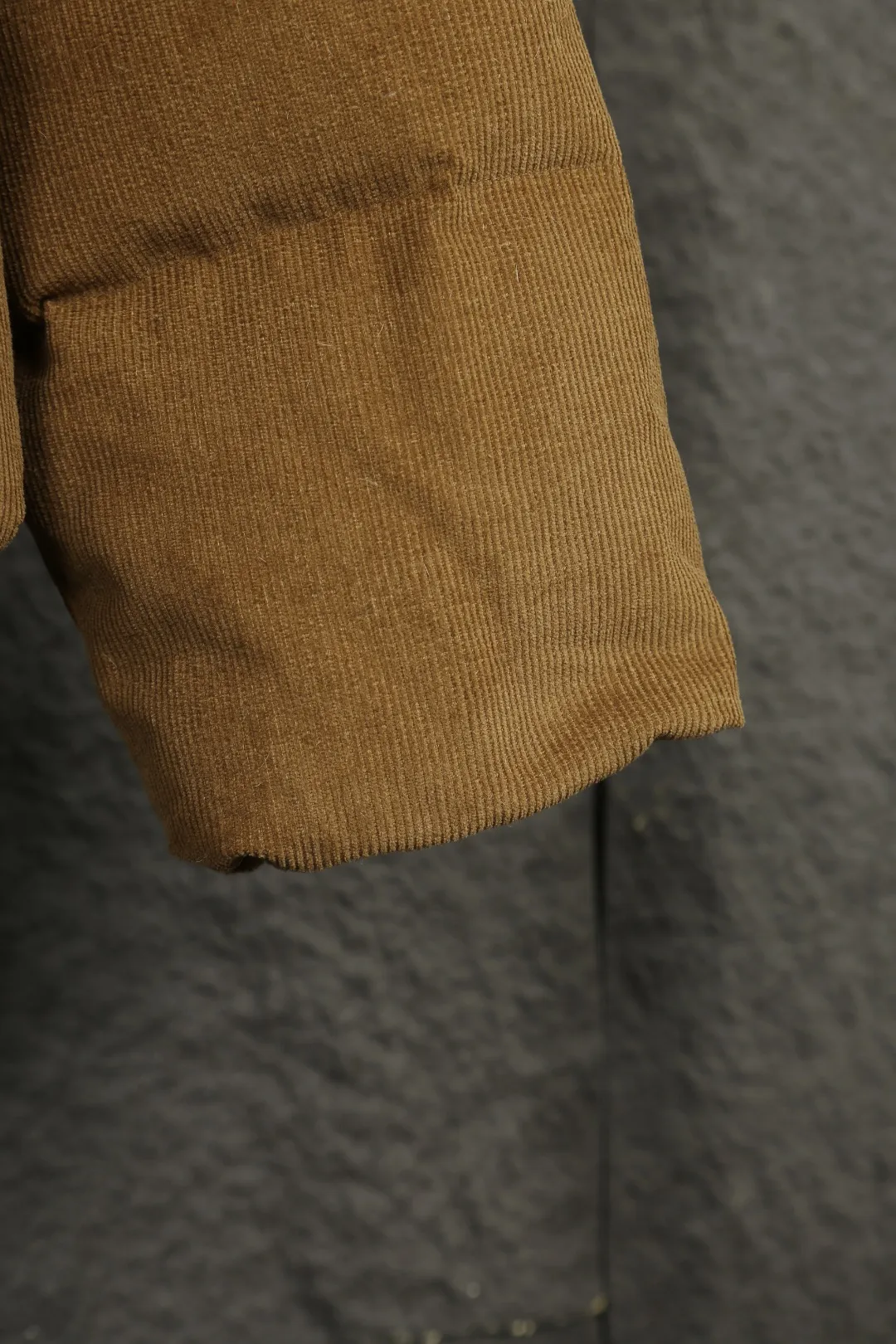 P610 Actual Photos [Popular Items] Style Number: 24382# Color: Khaki Brown Size: S to The original YKK white copper nude zipper has zipper pockets on both sides ✅ - RL2024 new down jacket Khaki corduroy cotton jacket The warm atmosphere of autumn and winter is online. The comfort brought by the cotton corduroy face and the three-dimensional grain velvet lapels. The high-waisted short version takes into account both the fit and warmth.